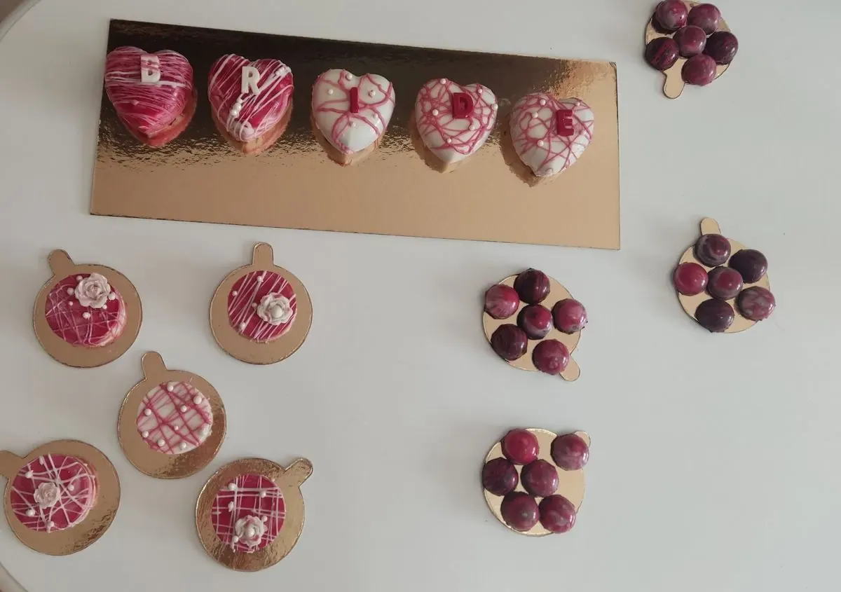 Čokoladna srca sa slovima „BRIDE“, mini deserti i praline na zlatnoj podlozi, za devojačku večeru