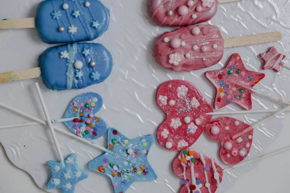 Plavi i roze čokoladni pops sladoledi i lizalice u obliku zvezdica i srca