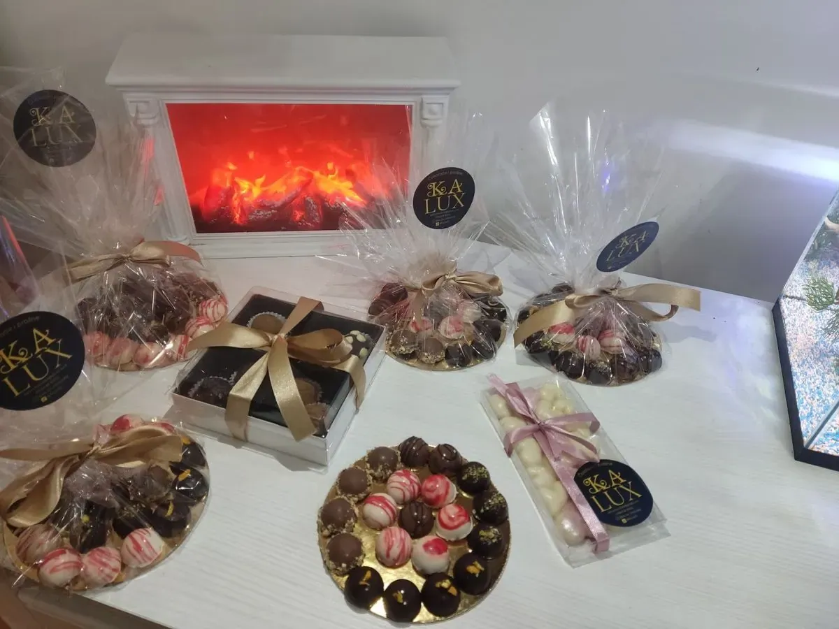 Poklon pakovanja pralina u celofanu i kutijama sa mašnama, sa Ka Lux nalepnicama